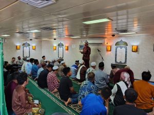 Suasana khidmat kultum santri eLKISI di musala kapal KM Lawit Pelni