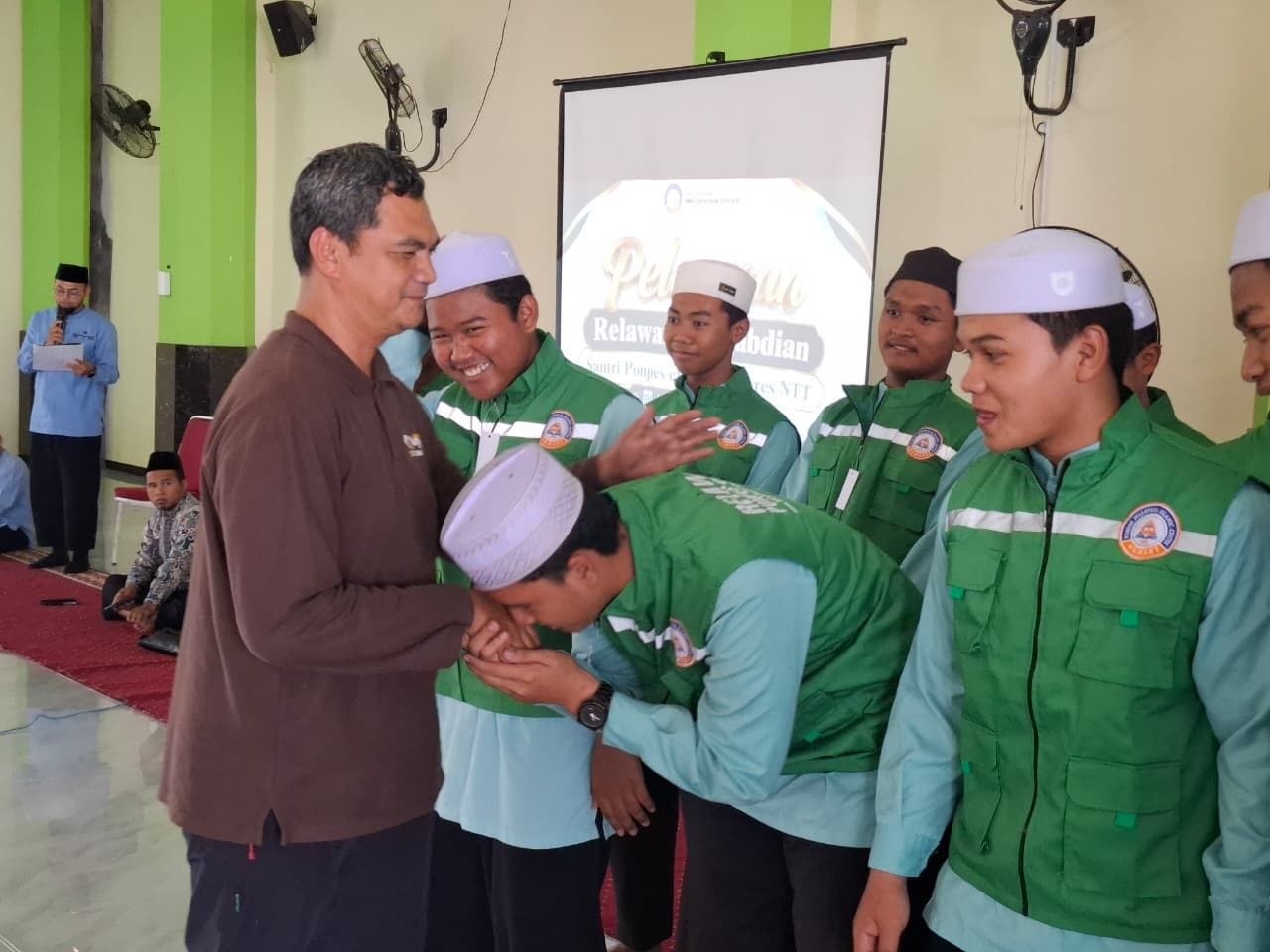Barisan relawan santri kelas 11 SMA eLKISI di panggung pelepasan