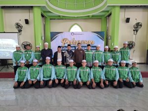 Pelepasan relawan santri pengabdian SMA eLKISI ke Flores NTT bersama pimpinan pesantren dan asatidz
