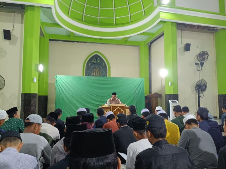 Kajian Tafsir Surah At-Talaq bersama Ustaz Dr. K.H. Fathur Rohman, M.Pd.I di Masjid Agung eLKISI Mojokerto