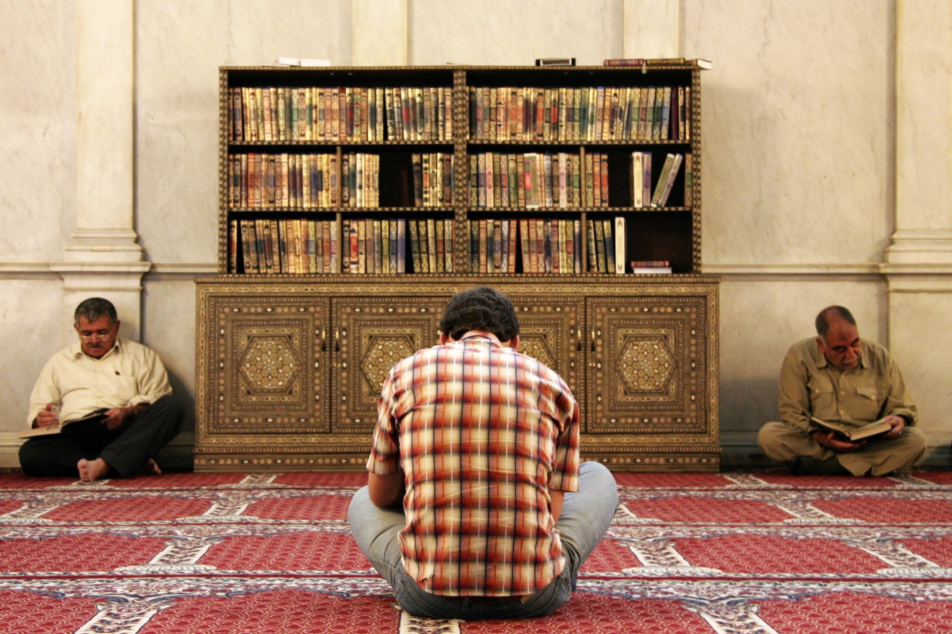 Seorang muslim bertadabbur meresapi keutamaan sabar dalam islam di masjid