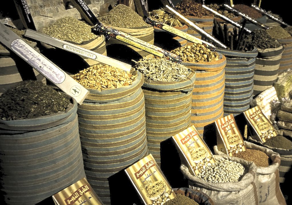 Aktivitas perdagangan di pasar tradisional Khan al-Khalili yang mengedepankan etika kejujuran perniagaan
