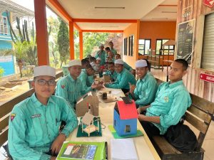 Santri SMP eLKISI memamerkan maket kreasi sains energi terbarukan di eLKISI Edupark
