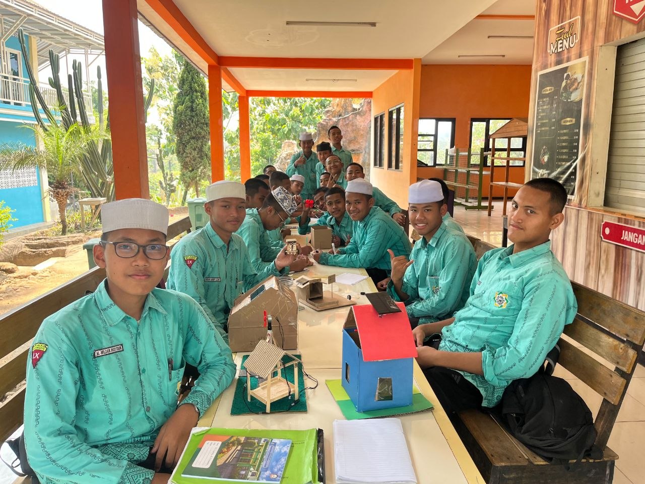 Santri SMP eLKISI memamerkan maket kreasi sains energi terbarukan di eLKISI Edupark