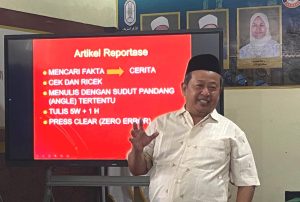 Drs. H. Nuim Hidayat menyampaikan materi dalam pelatihan jurnalistik santri SMA eLKISI di Ruang Briefing PPIC eLKISI Mojokerto