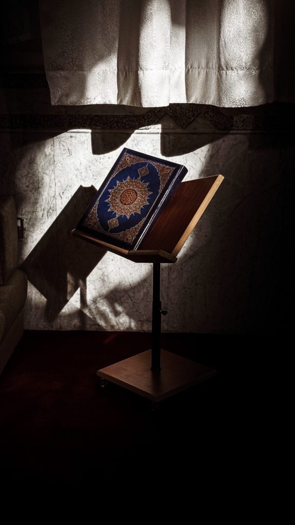 Al-Qur'an terbuka di atas rehal di dalam masjid sebagai simbol pemurnian tauhid