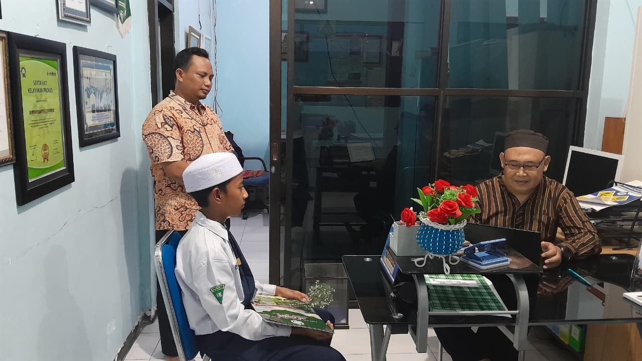Muhammad Salman Alfarisi santri kelas VII SMP eLKISI dites hafalan 105 hadis di SD Muhammadiyah 2 Sidoarjo