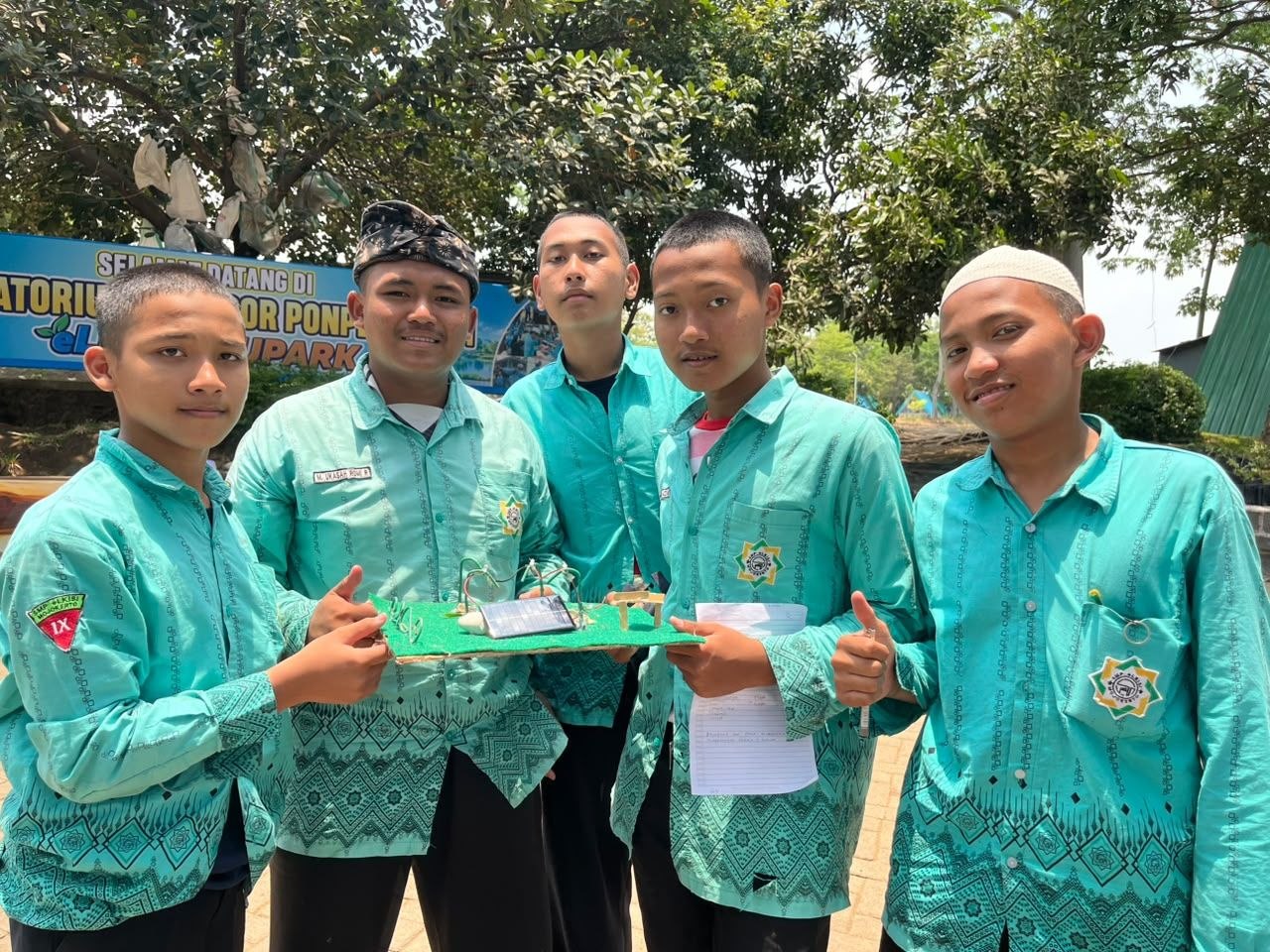 Santri Kelas 9 SMP eLKISI Menunjukkan Prototipe Maket Energi Terbarukan di Edupark