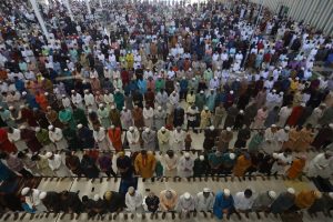 Pelaksanaan shalat berjamaah di masjid dengan shaf lurus dan rapat