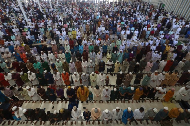 Pelaksanaan shalat berjamaah di masjid dengan shaf lurus dan rapat