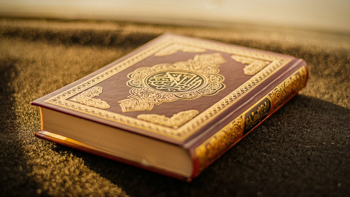Kitab suci Al-Quran dan rujukan syariat pedoman amanah transaksi muamalah