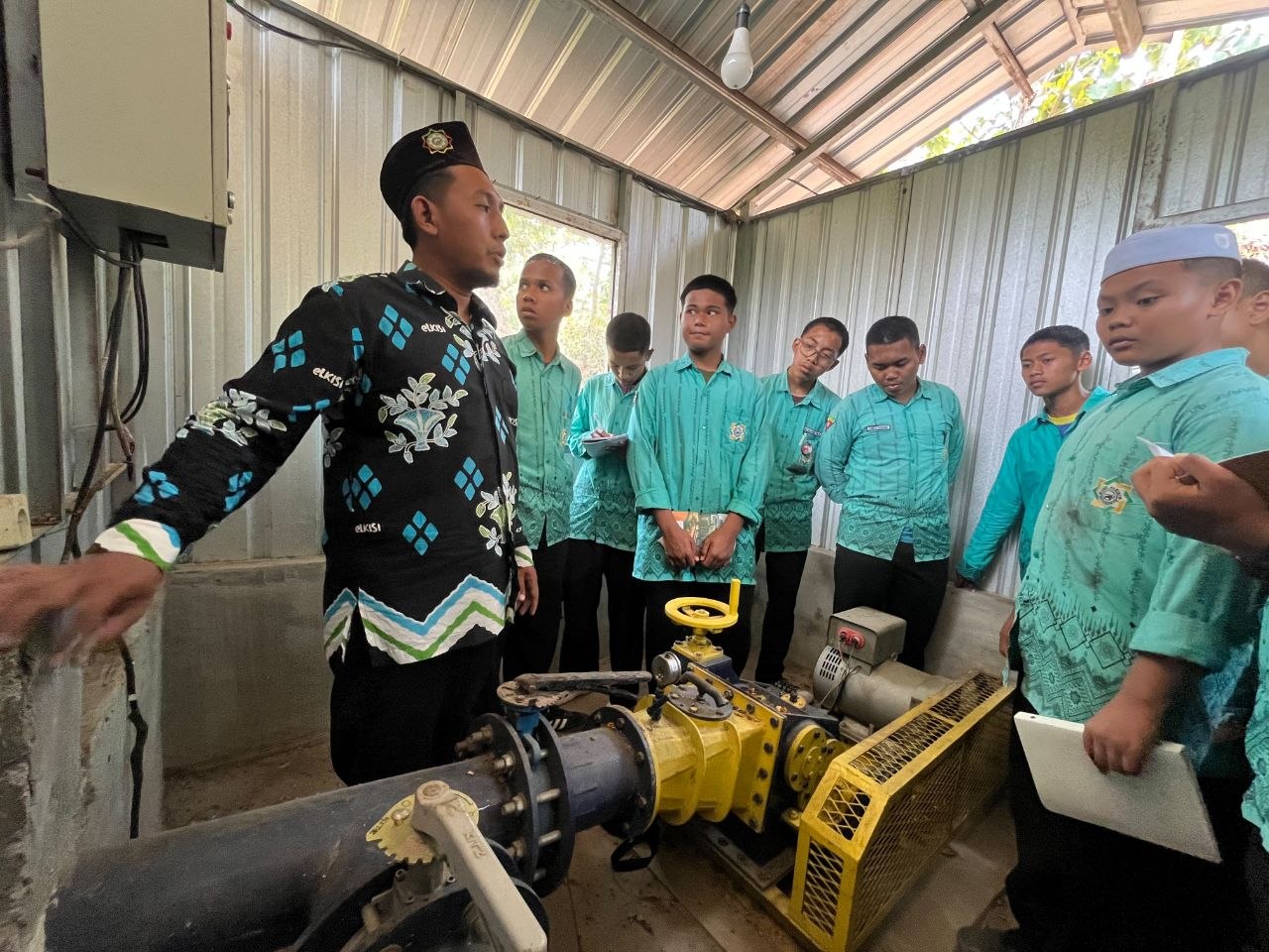 Ustadz Zainuri Kepala Laboratorium Outdoor eLKISI Edupark Membimbing Santri